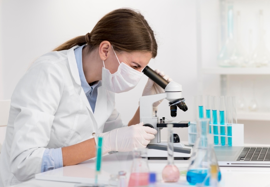 Onderzoeker-research-microscope-lab