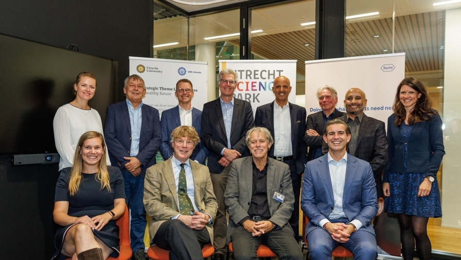 Groepsfoto, ondertekening, roche