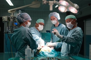 Chirurg Bjorn Meij (rechts) tijdens een operatie. Foto: Bas Niemans