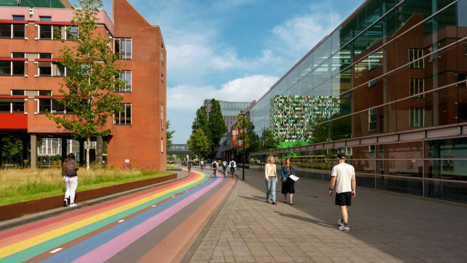 Utrecht Science Park, voorjaar, regenboogfietspad