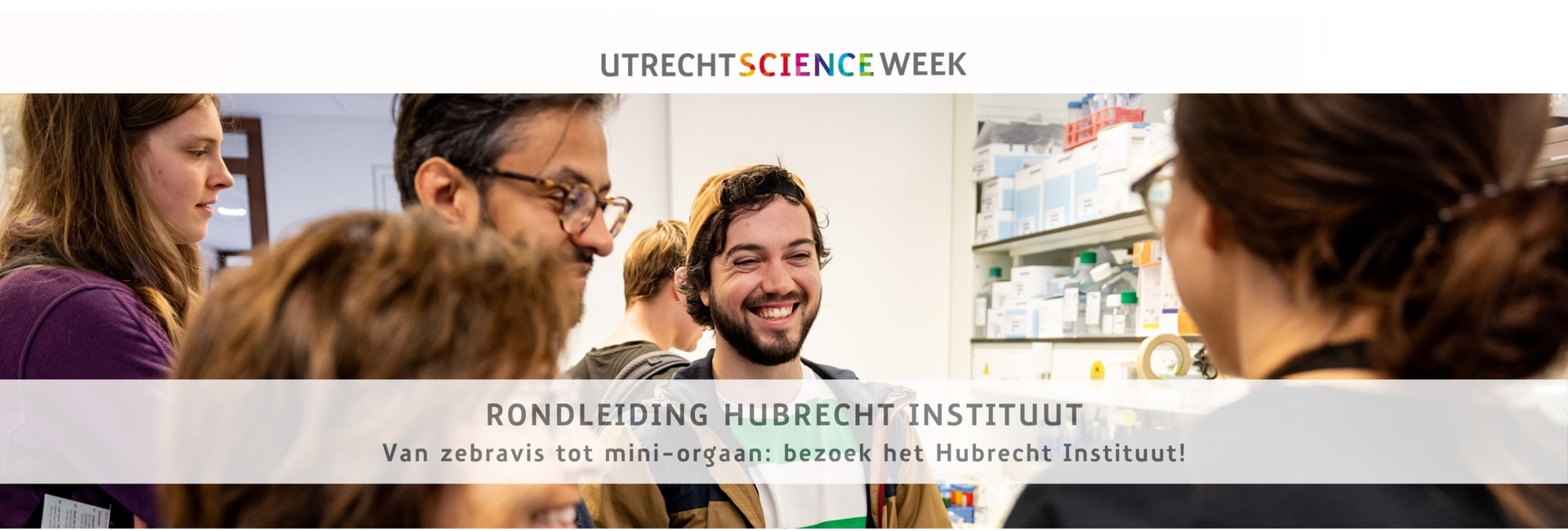 Een groep mensen praat en lacht samen