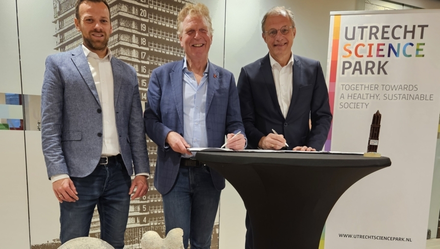 ondertekening samenwerking UM