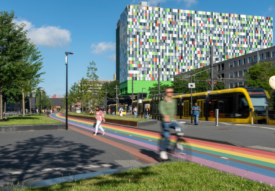 Tram en regenboogfietspad met op de achtergrond Casa Confetti Utrecht Science Park