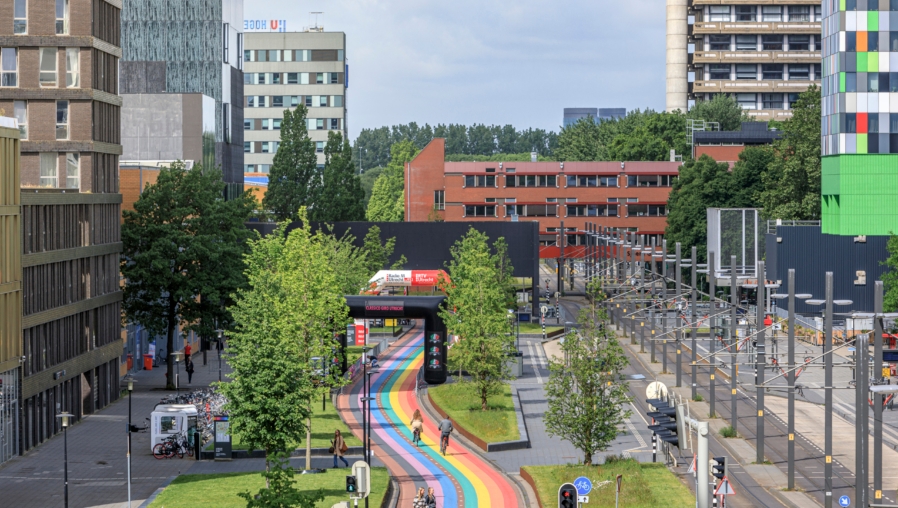 5555-Utrecht-Science-Park-met-regenboogfietspad-Ruben-Drenth
