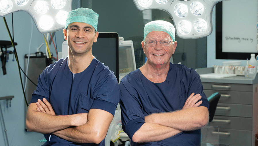 Dara-Niknejad-en-Bart van der Zwan-in-operatiekamer UMC