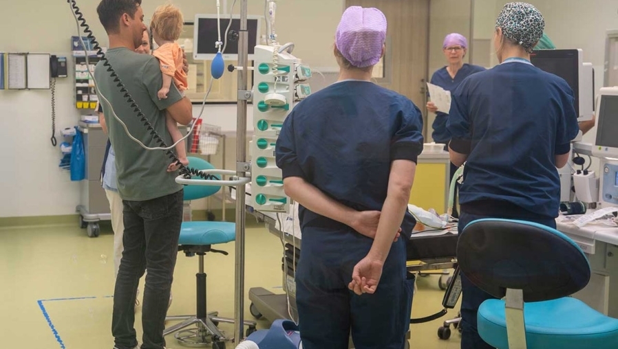 Ouders-zonder-blauw-pak-mee-met-kind-naar-OK