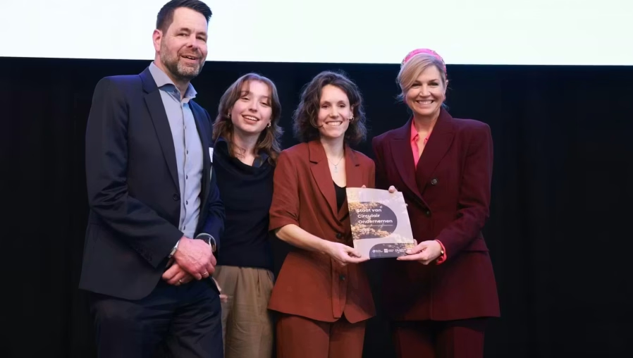 V.l.n.r. Arjen Wierikx (HU), Rowie Pape en Krista Smit (Route Circulair), koningin Máxima