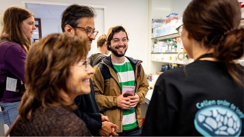 een groep mensen praat en lacht met elkaar