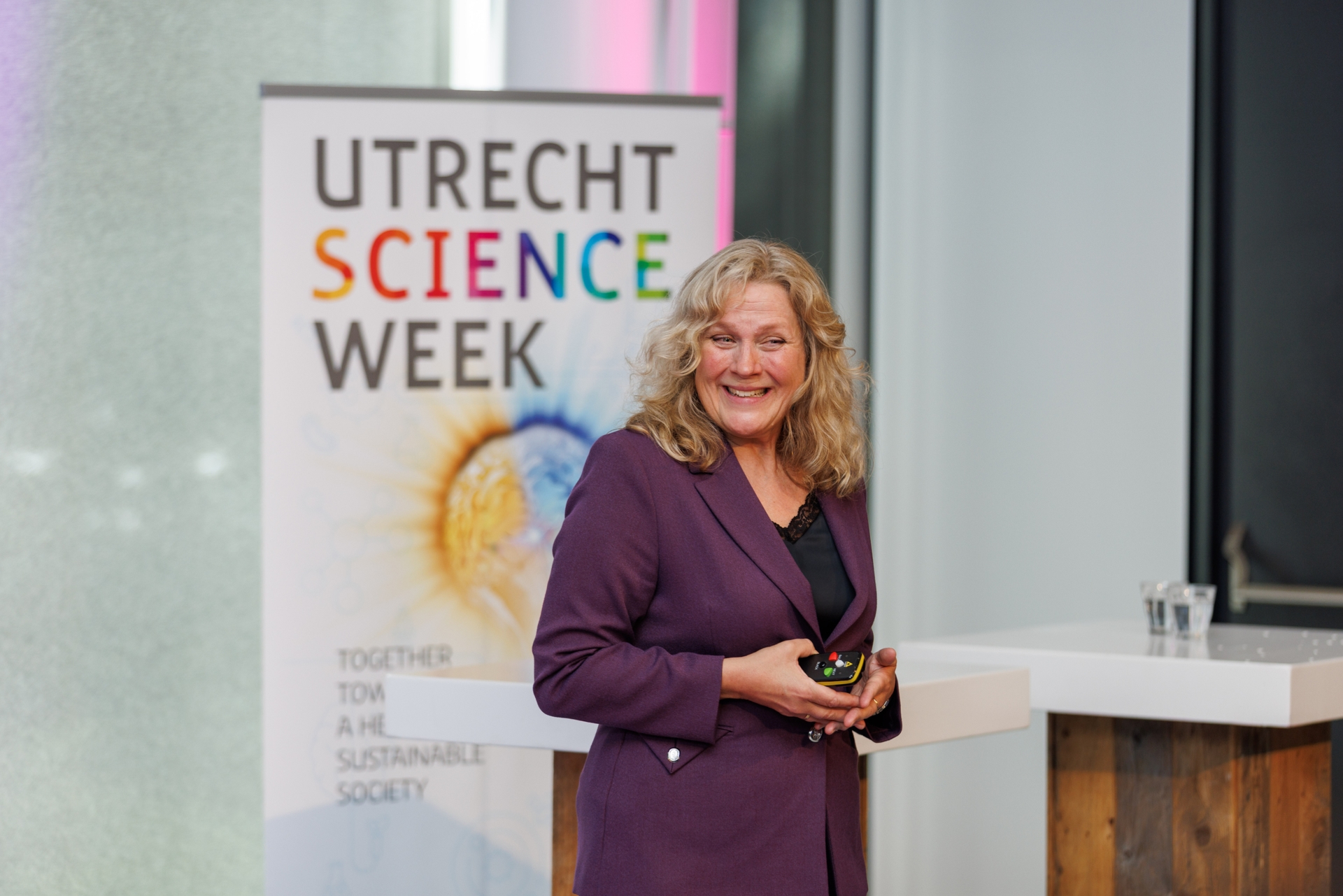 Foto van spreker Juliette Legler, die spreekt op de opening van de Utrecht Science Week 2026.