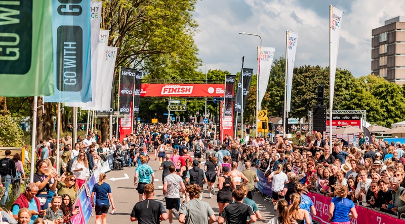 Recordaantal deelnemers over de finish op het zonovergoten Utrecht Science Park tijdens de HiPRO Utrecht Marathon